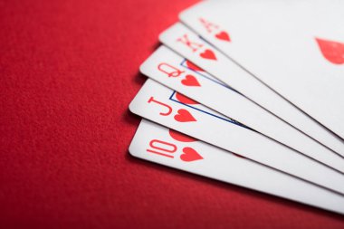 Kupa kraliyet hafıza kartları kırmızı masada. Poker kumarhanesi oyunu.