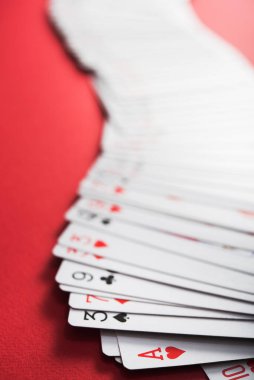 Kumarhanede kırmızı masada poker oynamak için bir deste kağıt.
