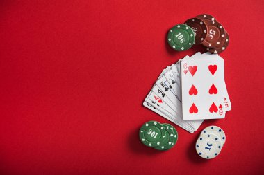 Kumarhanede kırmızı masada poker oynamak için bir deste kağıt.