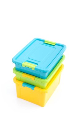 Beyaz arkaplanda izole edilmiş plastik kutu.