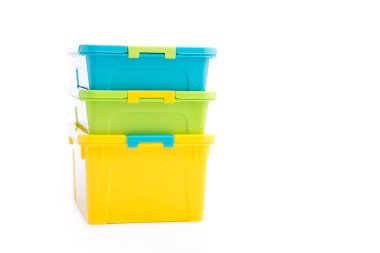 Beyaz arkaplanda izole edilmiş plastik kutu.
