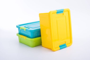 Beyaz arkaplanda izole edilmiş plastik kutu.