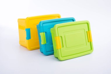 Beyaz arkaplanda izole edilmiş plastik kutu.