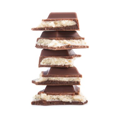 Beyaz arka planda izole edilmiş hindistan cevizi dolu çikolata parçaları.