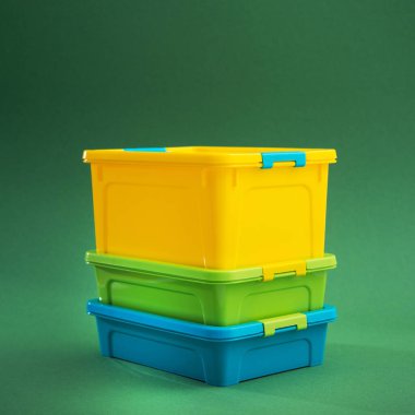 Yeşil zemin üzerinde plastik konteyner kutusu