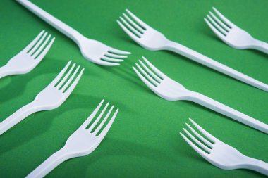 Renkli arka planda plastik sofra takımının kullanımını azaltmak gibi yaratıcı bir kavram. Pop sanat.