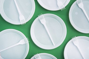 Pastel bir arkaplan üzerinde plastik tablo malzemesi kullanımını azaltmak için yaratıcı bir kavram.