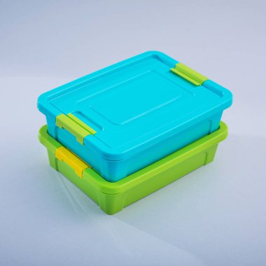 Pastel renk arkaplan üzerindeki plastik kutu