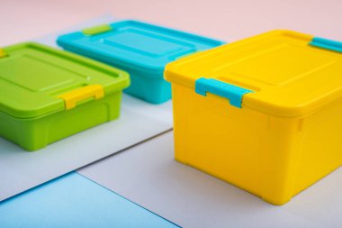 Pastel renk arkaplan üzerindeki plastik kutu