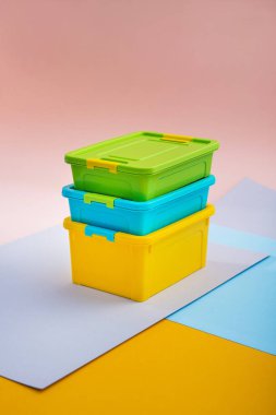 Pastel renk arkaplan üzerindeki plastik kutu