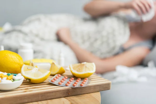 Jonge Vrouw Ziek Met Verkoudheid Griep Zelfmedicatie Thuis Met Vitaminen — Stockfoto
