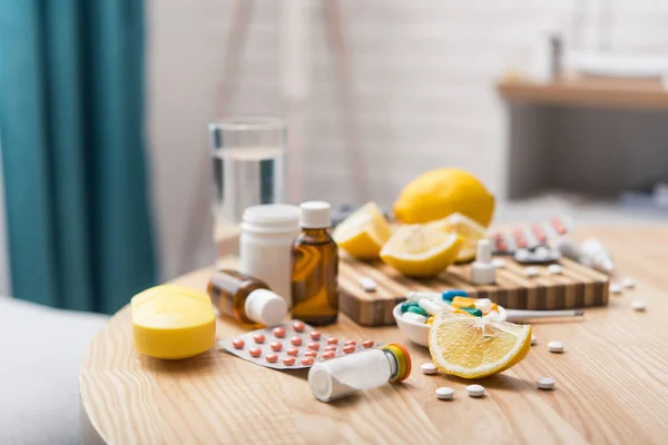 Concept Flu Treatments Pills Tablets Lemon Thermometer Home Table — Stock Photo, Image