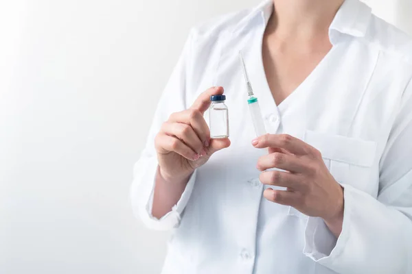 Klinikte Elinde Grip Aşısı Tutan Kadın Doktor Hastanede Doz Aşısı — Stok fotoğraf