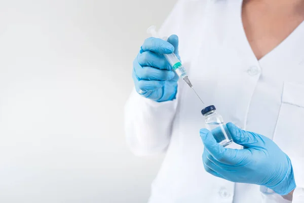 Klinikte Elinde Grip Aşısı Tutan Kadın Doktor Hastanede Doz Aşısı — Stok fotoğraf