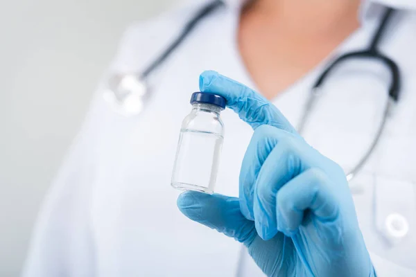 Female Doctor Holding Flu Vaccine Hands Clinic Room Dose Vaccination — Stock Photo, Image