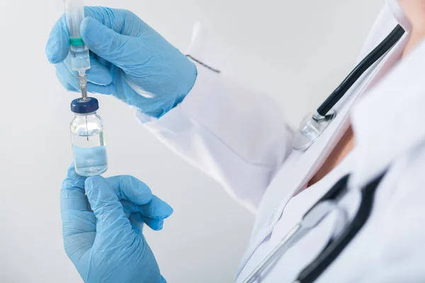 Female Doctor Holding Flu Vaccine Hands Clinic Room Dose Vaccination — Stock Photo, Image