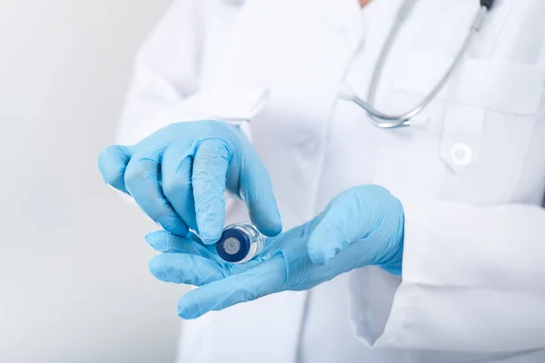 Médecin Femelle Tenant Vaccin Antigrippal Dans Les Mains Dans Salle — Photo