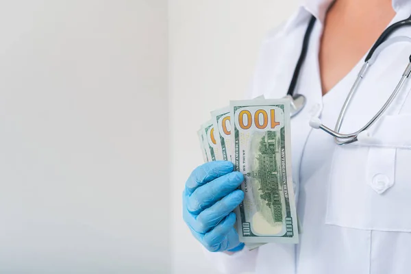 Docteur Clinique Avec Paquet Billets Corruption Corruption Médecine Traitement Payant — Photo