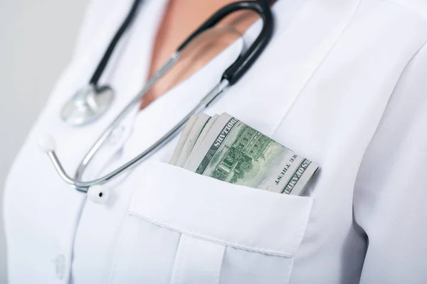 ドル札の束が付いている診療所の医者 医学における汚職と贈賄 有料治療 — ストック写真