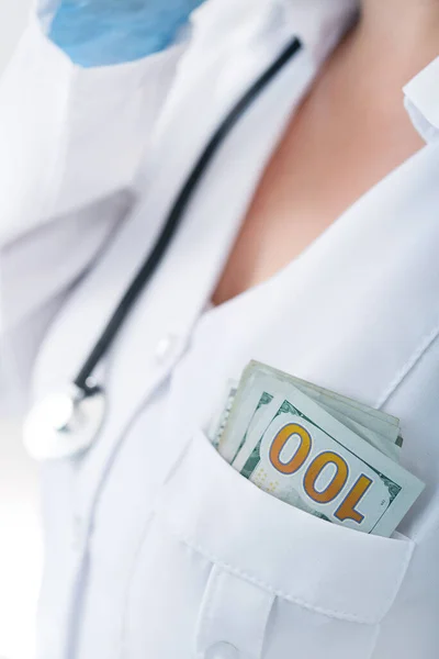 Dokter Kliniek Met Een Bundel Dollarbiljetten Corruptie Omkoping Geneeskunde Betaalde — Stockfoto
