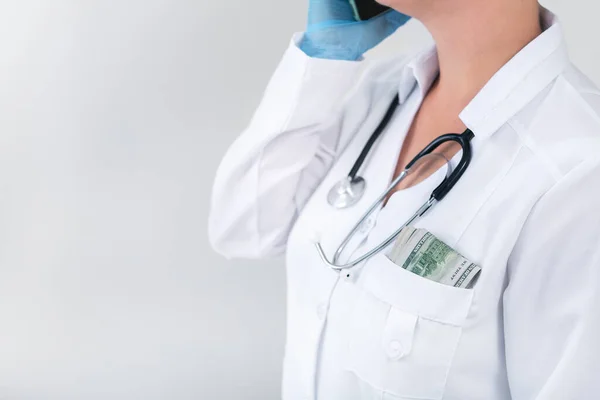 Dokter Kliniek Met Een Bundel Dollarbiljetten Corruptie Omkoping Geneeskunde Betaalde — Stockfoto