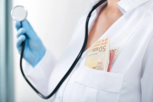 Dokter Kliniek Met Een Bundel Euro Geld Corruptie Omkoping Geneeskunde — Stockfoto