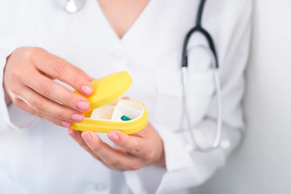 Femme Médecin Tenant Boîte Pilules Jaune Avec Des Médicaments Quotidiens — Photo