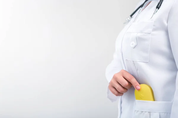 Femme Médecin Tenant Boîte Pilules Jaune Avec Des Médicaments Quotidiens — Photo