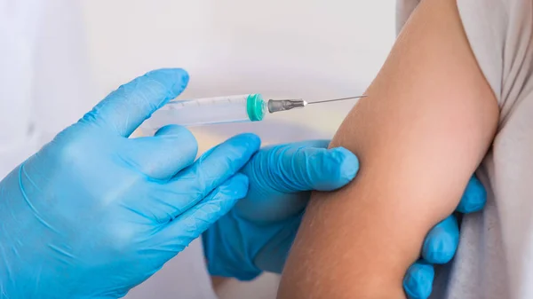 Pédiatre Donner Seringue Injectant Vaccination Contre Grippe Dans Bras Petit — Photo