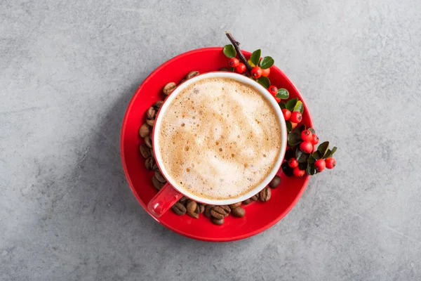 Cappuccino Latte Com Espuma Leite Uma Xícara Vermelha Com Bagas — Fotografia de Stock