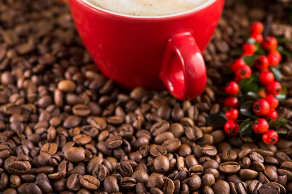 Close Xícara Café Vermelho Com Bagas Vermelhas Com Grãos Torrados — Fotografia de Stock