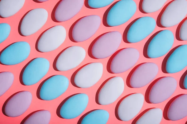 Arka planda mavi, beyaz ve pembe spa taşları var. Asgari bir dizaynda soyut desen. Pastel renk. Düz Yat. Üst görünüm.