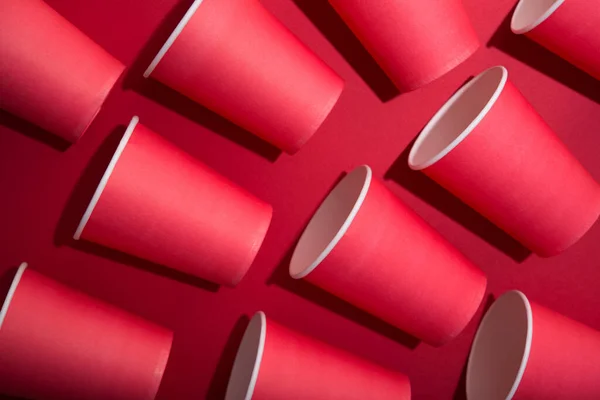 Rood Papieren Kopje Koffie Een Pastelachtergrond Creatieve Popkunst Afvalconcept Minimale — Stockfoto