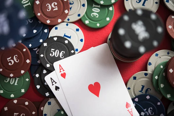 Par Ases Con Fichas Poker Primer Plano Mesa Del Casino —  Fotos de Stock