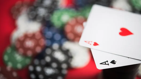 Sepasang Dua Dengan Chip Poker Penutupan Meja Kasino Holdem Texas — Stok Foto