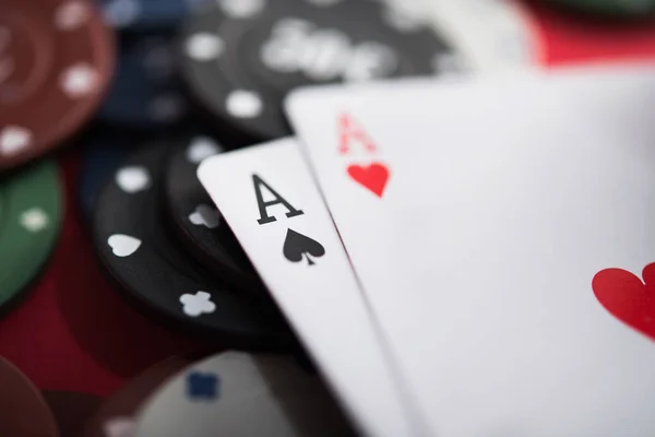 Dvě Esa Pokerovými Žetony Detailní Záběr Stůl Kasinu Texas Holdem — Stock fotografie