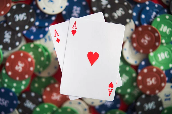 Par Ases Con Fichas Poker Primer Plano Mesa Del Casino — Foto de Stock