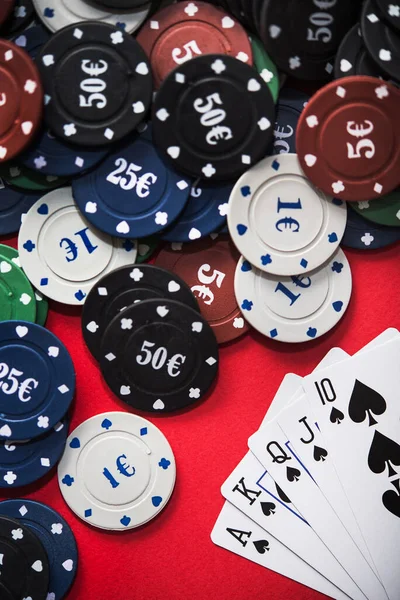 Vinnande Kombination Pokerspel Kungliga Flush Kort Röd Bakgrund Ovanifrån — Stockfoto