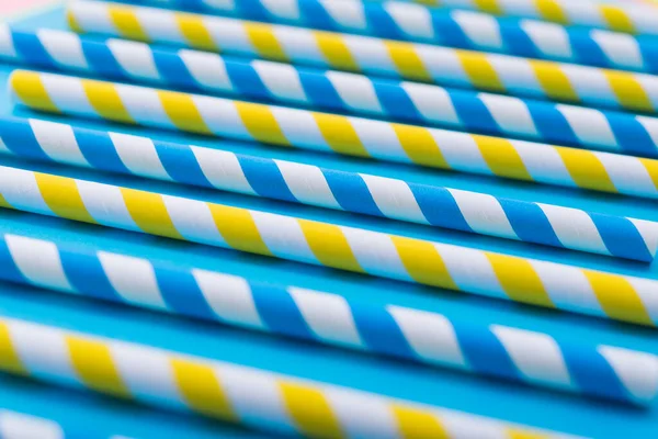 Paja Cóctel Color Brillante Sobre Fondo Azul Color Reciclar Concepto — Foto de Stock