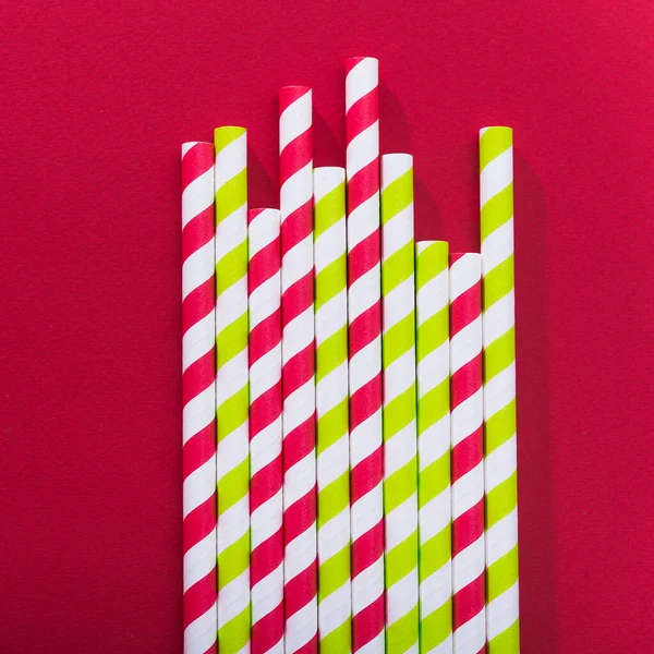 Leuchtend Farbiges Cocktail Stroh Auf Rotem Hintergrund Recycling Öko Konzept — Stockfoto