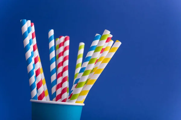 Paja Cóctel Color Brillante Una Taza Papel Sobre Fondo Azul —  Fotos de Stock