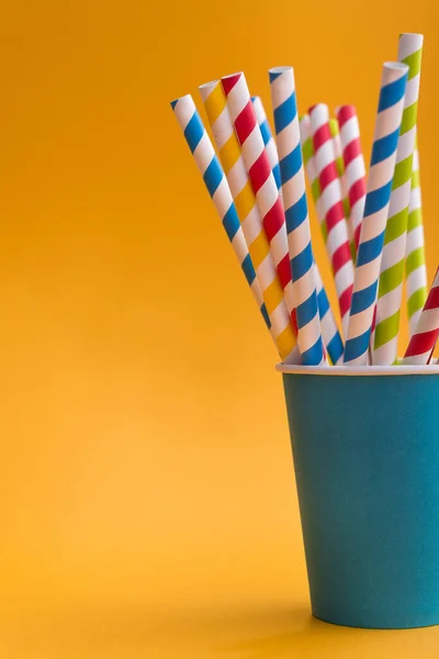 Leuchtend Farbiges Cocktail Stroh Pappbecher Auf Farbigem Hintergrund Recycling Öko — Stockfoto