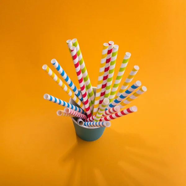 Luminoso Paglia Cocktail Colorato Tazza Carta Uno Sfondo Colore Riciclo — Foto Stock
