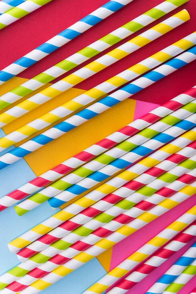 Renkli ve arka planda kokteyl kağıdı kamışlı parlak fotoğraflar. Pop sanat tarzı. Düz yat. üstte