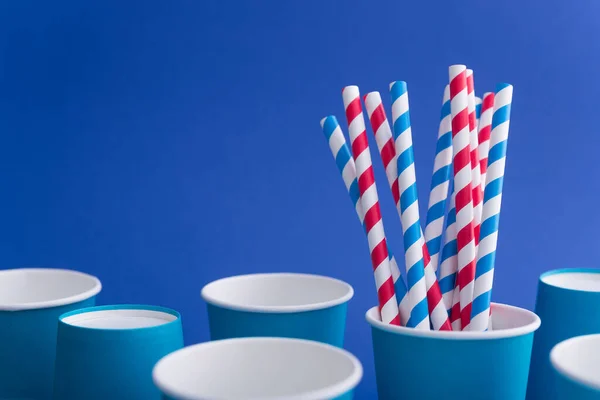 Leuchtend Farbiges Cocktail Stroh Pappbecher Auf Blauem Hintergrund Recycling Öko — Stockfoto