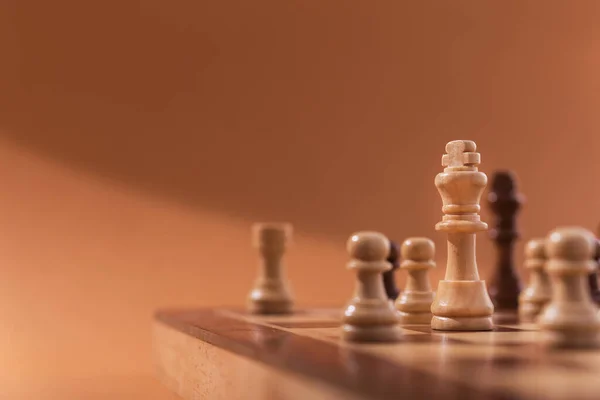 Wooden Chess Pieces Chessboard Brown Background — Stock Photo, Image