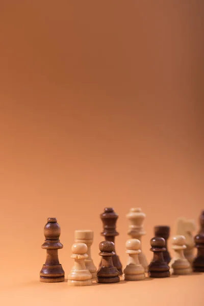 Деревянные Шахматные Фигуры Коричневом Фоне — стоковое фото
