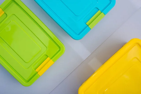 Pastel Renkli Arka Planda Plastik Kutu Üstteki Görünüm — Stok fotoğraf
