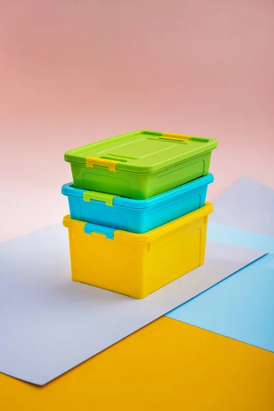 彩色背景上的塑料容器盒 — 图库照片