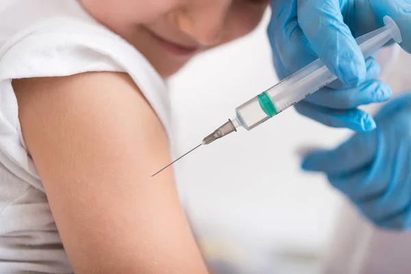 Lægen Giver Vaccination Til Drengen Derhjemme Pligt Til Vaccinere Sundhedspleje Stock-billede